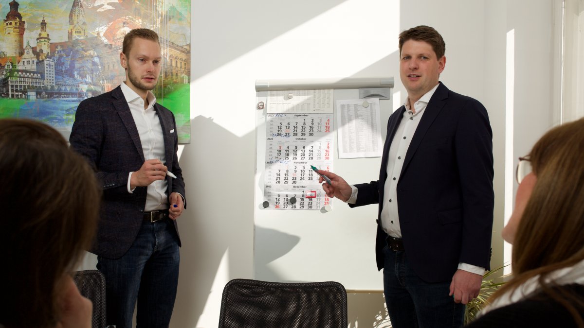 Sven Schwarzat und Kevin Rader von der RS WohnWerte GmbH