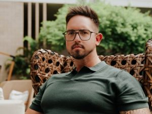 Markus Wolf erklärt, wie man online Geld verdienen kann.